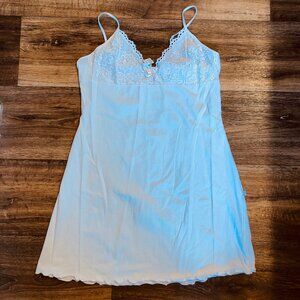 Lovely and soft white lace-trimmed nightie, size M